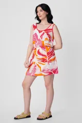 Vestido corto sin mangas con estampado de hojas en tonos rosa, naranja y blanco.