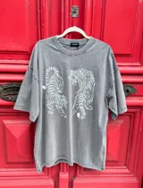 Remerón oversize gris con estampado de dos tigres blancos. Marca Amelie.
