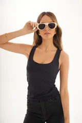 Lentes de sol con montura de acetato color crema y lentes oscuros con protección UV400.