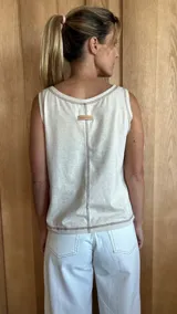 Musculosa blanca con cuello en V y costuras a contratono.