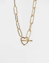 Collar corto dorado con cadena de eslabones rectangulares y dije de corazón con cierre de barra.