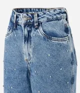 Bermuda de jeans azul con corte mom, tiro alto, cierre con botón y cremallera, y apliques de strass en el frente.