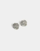 Par de aros pasantes plateados con forma de flor y strass, con cierre de tope a presión.