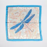 Pañuelo cuadrado de seda con estampado de flores y libélula en tonos celeste, naranja y blanco.
