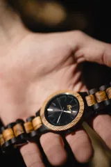 Reloj Vernoir con caja de madera de Zebrano y malla de Chacate Preto con incrustaciones de madera de Zebrano. Esfera negra con marcadores minimalistas en blanco y manecillas negras.