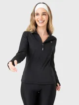 Buzo deportivo negro de tela suave y delgada con medio cierre frontal, mangas largas con orificios para los pulgares y logo estampado en el pecho.