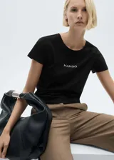 Remera negra de algodón con cuello redondo y logo estampado en el frente. Corte recto y mangas cortas.