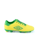Championes de fútbol Umbro color amarillo con detalles en verde, con cordones y tapones.