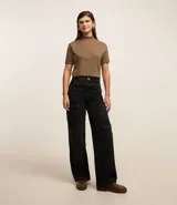 Remera femenina de algodón color marrón, con cuello alto en punto roma y mangas cortas con dobladillo.