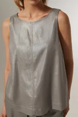Musculosa color beige metalizado, de lino y viscosa, con cuello a la base y corte holgado.
