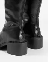 Botas bucaneras negras de cuero sintético con plataforma y taco cuadrado.