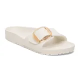 Sandalias Birkenstock Madrid Big Buckle, de goma color blanco hueso, con hebilla grande dorada.