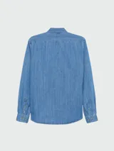 Camisa de manga larga celeste de denim, marca BOSS Black, con cuello clásico, cierre con botones y logo bordado en el pecho.
