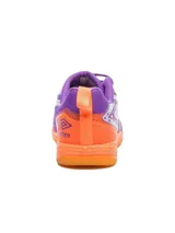 Championes de fútbol sala Umbro Pro 5 Bump, color violeta con detalles en naranja y blanco. Presentan cordones violetas, suela de goma color caramelo y un diseño con patrones grabados en la parte superior.