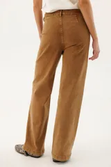 Pantalón de jean color caramelo, de corte recto y tiro medio.