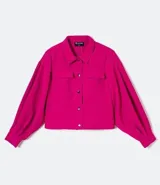 Campera color fucsia de crepe con cuello de camisa, manga abullonada, cierre frontal con botones y bolsillos frontales aplicados.
