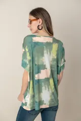 Remera italiana estampada con escote en V y mangas cortas.