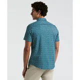 Camisa de hombre de manga corta con estampado geométrico en tonos azul, celeste, blanco y negro. Tiene cuello clásico, cierre con botones y bolsillo en el pecho.