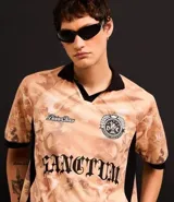 Remera masculina oversized de poliéster con cuello en V y solapa. Presenta mangas cortas, estampa angelical y lettering.