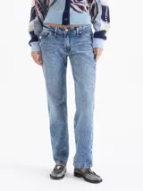 Jeans de tiro bajo, confeccionados en denim rígido de peso medio, con calce recto desde la cadera hasta el bajo. El lavado es celeste claro con contrastes marcados.