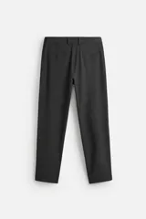 Pantalón slim fit negro confeccionado en tejido con elasticidad en ambas direcciones. Cuenta con bolsillos frontales y traseros de vivo con botón. Cierre frontal con cremallera y botón.