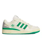 Championes Adidas Forum Low CL color crema con detalles en verde y gris. Presentan las tres tiras clásicas de Adidas en verde y logo en el lateral.