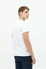 Remera blanca de manga corta con cuello en V, corte regular y logo bordado.