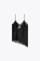 Top lencero negro con escote en pico, tirantes finos y detalle de encaje a tono.