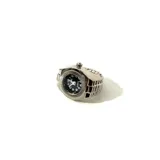 Anillo plateado con reloj analógico de esfera negra.