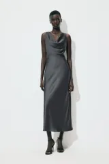 Vestido midi gris oscuro de satén, con escote drapeado y corte al bies.