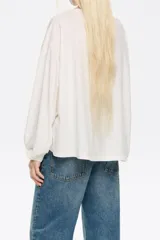 Camiseta negra de manga larga con corte holgado, cuello redondo y pespuntes a contratono.