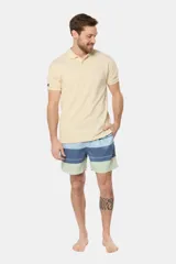 Short de baño celeste con rayas horizontales en tonos de azul y verde.