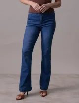 Jean elastizado azul, marca One Five One. Tiro medio, pierna recta, pretina con pasadores, botón y cierre. Delantera con bolsillos inclinados, trasera con bolsillos simulados.