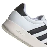 Championes Adidas Barreda de cuero sintético blanco con puntera de gamuza gris y detalles en negro. Presentan las tres tiras clásicas de Adidas en los laterales y suela de goma blanca.