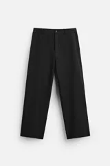 Pantalón negro de corte recto con cintura elástica, bolsillos delanteros y traseros. Cierre frontal con cremallera y botón.