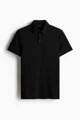 Chomba negra de piqué de algodón, corte slim fit, con cuello clásico, tapeta de dos botones y mangas cortas.