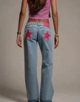 Pantalón de jean gris oscuro con corte recto y bolsillos traseros con apliques de estrellas rojas.