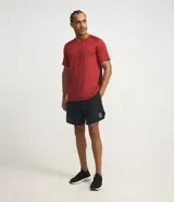 Bermuda deportiva masculina de poliéster, modelo running, color negro. Posee cintura elástica con ajuste interno, sin estampa y bolsillo trasero con cremallera.
