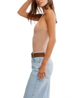Top negro sin mangas de punto elástico, justo al cuerpo con cuello halter.