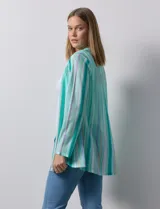 Cardigan largo plisado marca Ruby Rd, con diseño a rayas verticales en tonos verde agua, blanco y lila.