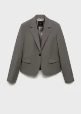 Blazer marrón con solapas de muesca, cierre frontal con un botón, bolsillos con solapa y corte entallado.