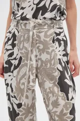 Pantalón de viscosa estampado, anudado, holgado y de calce medio.