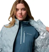 Campera acolchada Columbia modelo Delta Ridge II, color celeste pálido, con cierre frontal y cuello alto. Presenta un patrón de costuras en forma de zigzag.