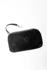 Bolso negro de gamuza con flecos y monedero con cierre.