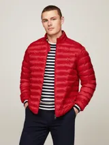 Campera acolchada plegable color rojo, confeccionada en poliéster reciclado, con aislamiento térmico y detalles distintivos de Tommy Hilfiger.