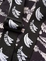 Bolso térmico (cooler bag) de gran tamaño, color marrón rojizo, con estampado mixto de leopardo y cebra. Posee manija superior y correa ajustable para hombro, ambas de cinta blanca con estampado negro de monograma.