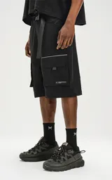 Bermuda negra de nylon y spandex, con calce relax-fit, cintura elástica con cordón de ajuste, bolsillos delanteros con fuelle y tejido Water Repellent.