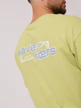 Remera marrón de hombre con estampado delantero y trasero.