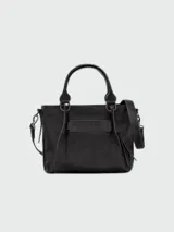 Cartera tote de cuero color negro, con doble asa corta superior y correa larga extraíble y ajustable. Presenta un bolsillo frontal con solapa y cierre magnético, y logo grabado en la parte superior.