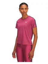 Remera deportiva Under Armour Tech™ para mujer, color rosa con logo de la marca estampado en el pecho y cinta con el nombre de la marca en las mangas. De corte holgado y tejido ligero que te mantiene fresca.